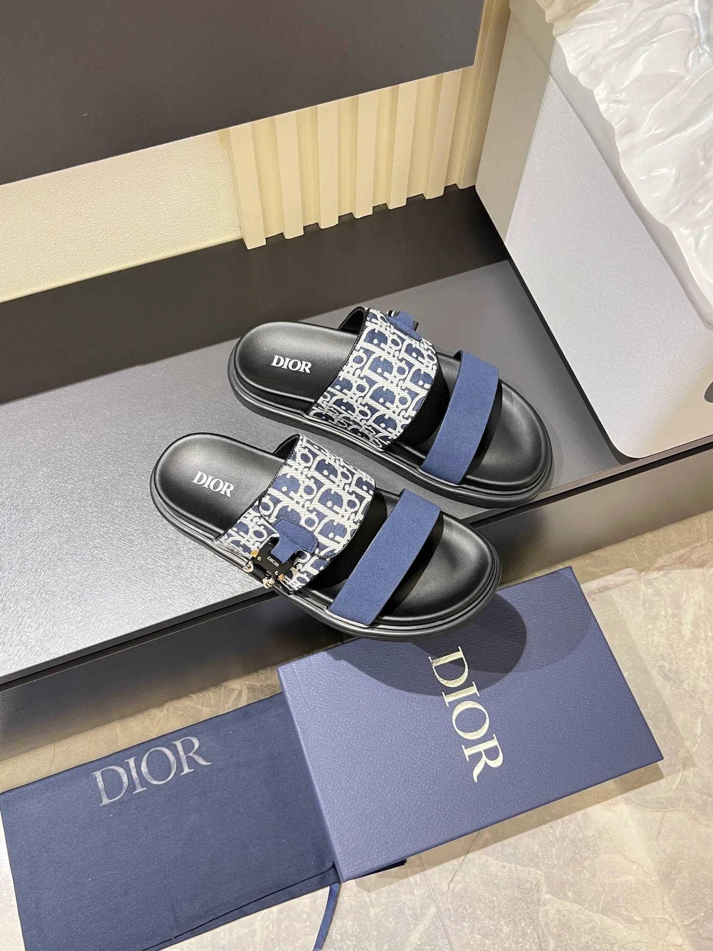 Men's Men's Shoes 💰p320 Dio* Men's Sandals Slippers. Showcasing Dior haute couture design. The Dior gray suede strap is accented with an aluminum Dior buckle for added style. Paired with a comfortable tonal notch sole, they pair easily with shorts or jeans for a sophisticated look. Main body: suede cow leather, technical fabric lining: cow leather, with adjustable straps, aluminum Dior buckle, Dior gray EVA insole, tonal notched rubber outsole splicing structure, size: 38-44 (customized at 45.46)